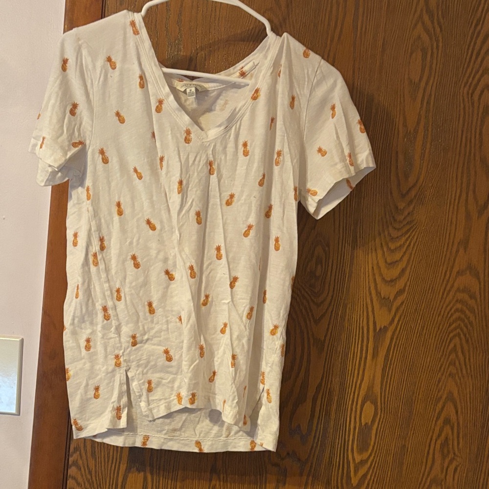 EUC Lucky Brand White Pineapple Print V-Neck Women's Top. Size (M).